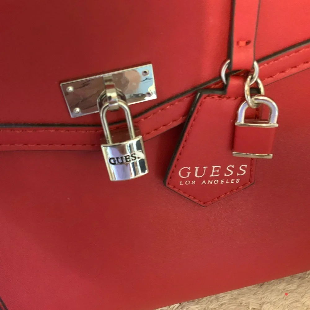 GUESS - Picture 3 of 11